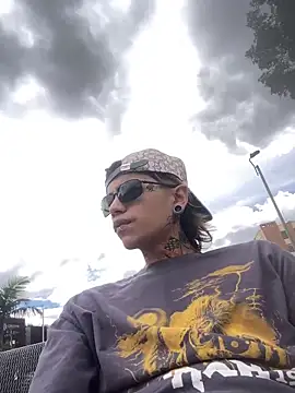 Snapshot of AcidMilo chatting on November 2025 04:18:02 PM AcidMilo online show from November 2025 04:18:02 PM