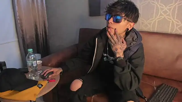 Snapshot of AcidMilo chatting on December 2024 01:06:01 PM AcidMilo online show from December 2024 01:06:01 PM