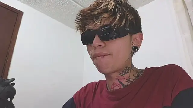 Snapshot of AcidMilo chatting on February 2025 12:16:01 AM AcidMilo online show from February 2025 12:16:01 AM