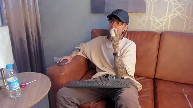 Snapshot of AcidMilo chatting on December 2024 04:06:01 PM AcidMilo online show from December 2024 04:06:01 PM