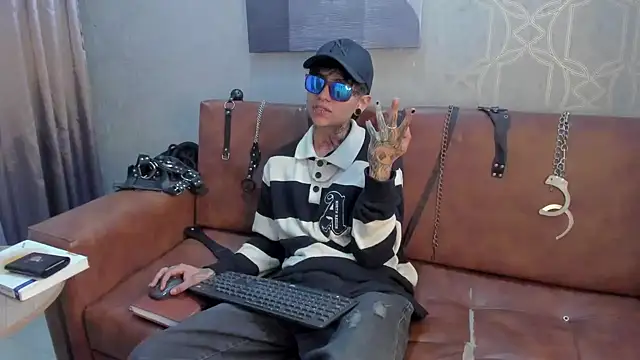 Snapshot of AcidMilo chatting on December 2024 01:02:02 PM AcidMilo online show from December 2024 01:02:02 PM