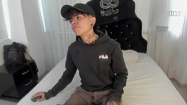 Snapshot of AcidMilo chatting on December 2024 01:02:01 PM AcidMilo online show from December 2024 01:02:01 PM