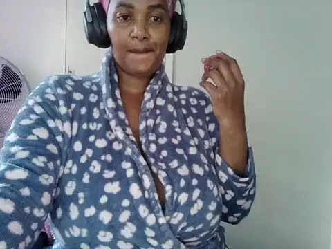 Snapshot of Charlie-Crawford chatting on June 2026 05:52:01 AM Charlie-Crawford online show from June 2026 05:52:01 AM