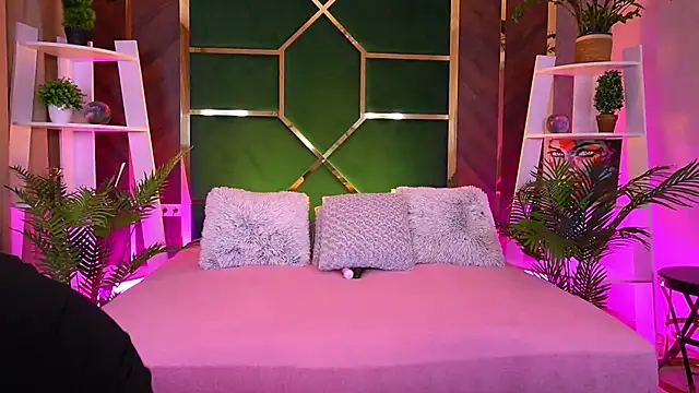 Snapshot of LittleeCutee chatting on September 2025 07:03:01 AM LittleeCutee online show from September 2025 07:03:01 AM