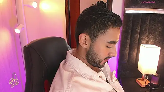 Snapshot of ItsMeEros chatting on November 2025 10:43:02 PM ItsMeEros online show from November 2025 10:43:02 PM