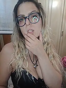 Snapshot of dolcehelena993 chatting on May 2026 01:10:01 PM dolcehelena993 online show from May 2026 01:10:01 PM