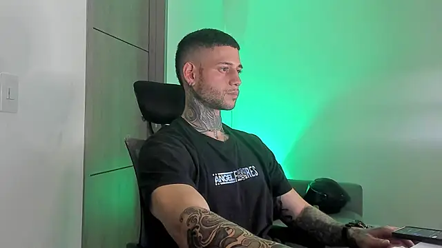  jamesleandros1 online show from May 2026 01:57:01 AM