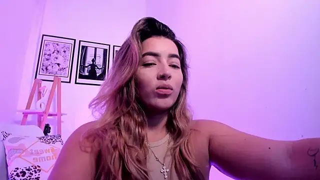 sofihill01 online show from May 2026 07:58:01 PM