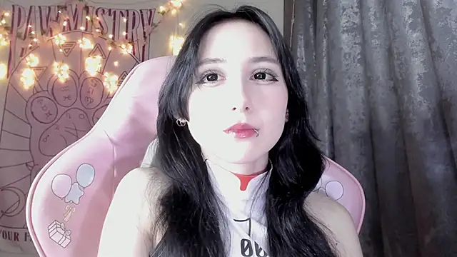 Holy420lolii online show from November 2025 06:45:02 PM