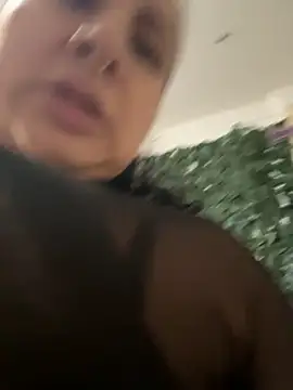 Abril Luv online show from November 2025 12:38:01 PM