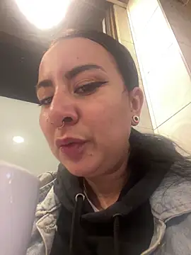 Abril Luv online show from September 2025 12:17:01 AM