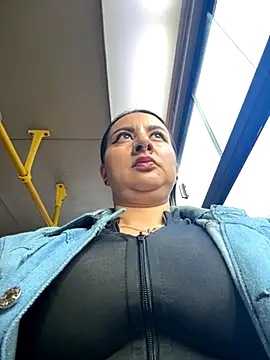 Abril Luv online show from December 2025 12:26:01 PM