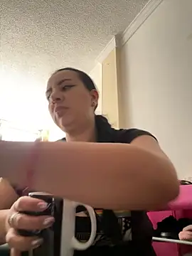 Abril Luv online show from November 2025 01:03:01 PM