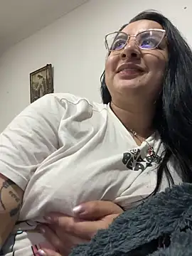 Abril Luv online show from November 2025 01:28:01 AM