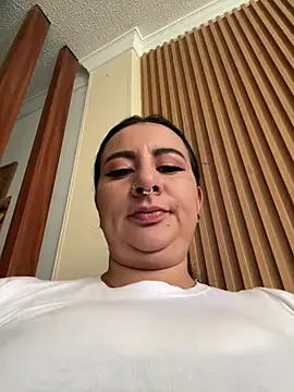 Abril Luv online show from April 2026 01:07:01 PM