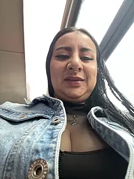 Abril Luv online show from April 2026 12:08:02 PM