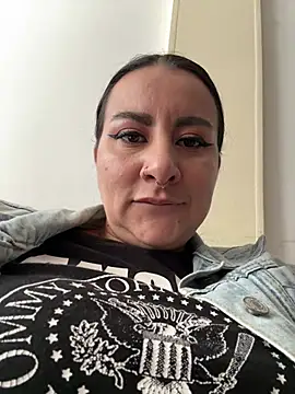 Abril Luv online show from February 2026 01:44:01 PM