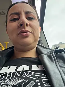 Abril Luv online show from April 2026 12:17:01 PM