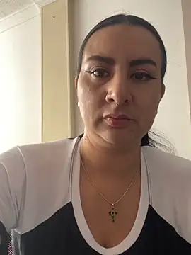 Abril Luv online show from September 2025 01:42:01 PM