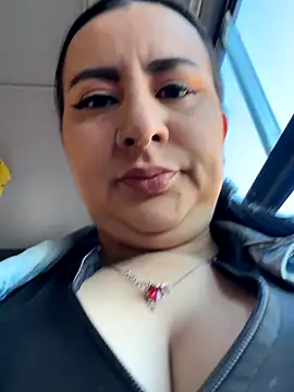 Abril Luv online show from November 2025 12:09:01 PM