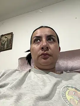 Abril Luv online show from April 2026 01:45:01 AM