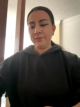 Abril Luv online show from November 2025 12:49:01 PM