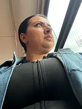 Abril Luv online show from November 2025 03:23:02 PM