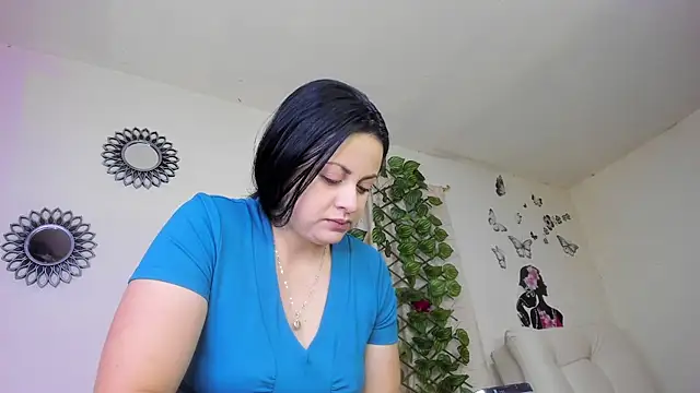 Juli Castillo8 online show from October 2025 01:34:01 PM