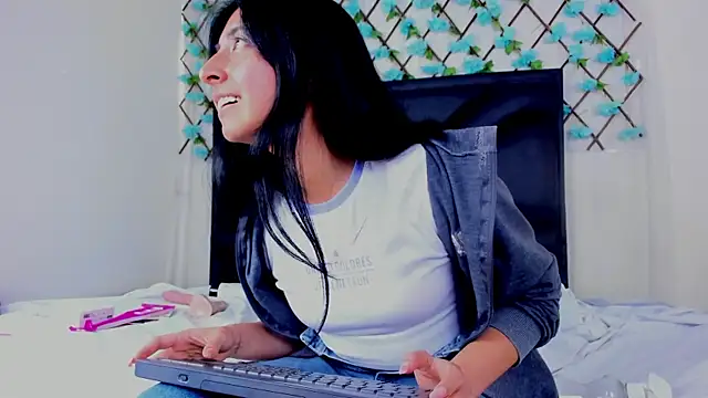 Snapshot of EmmaWilliamss chatting on June 2026 03:21:01 PM EmmaWilliamss online show from June 2026 03:21:01 PM