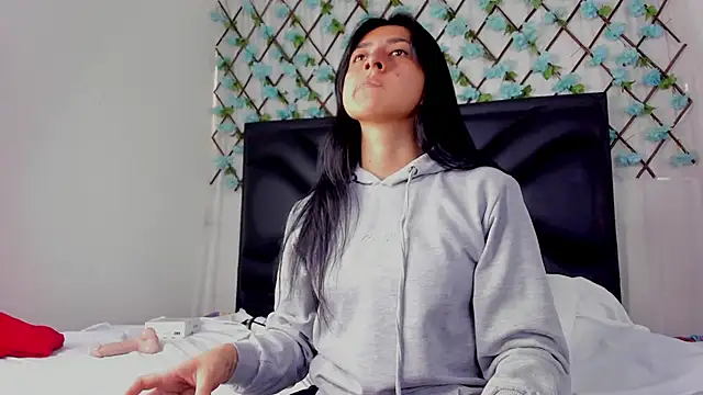 Snapshot of EmmaWilliamss chatting on April 2026 12:39:01 PM EmmaWilliamss online show from April 2026 12:39:01 PM