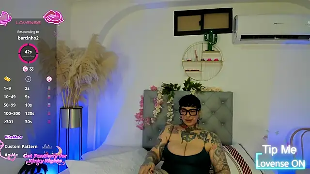 VampGirl1 online show from May 2026 01:28:01 PM