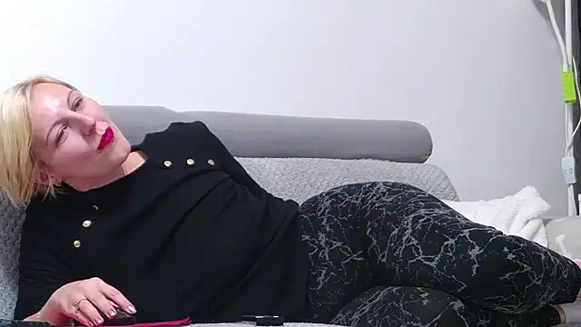 Snapshot of elsiemacks chatting on November 2025 08:31:02 PM elsiemacks online show from November 2025 08:31:02 PM