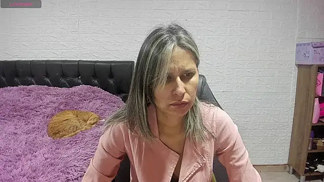 Snapshot of lauren_ashlee chatting on February 2025 01:54:02 PM lauren ashlee online show from February 2025 01:54:02 PM