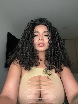 Snapshot of Mariecurl chatting on May 2026 11:32:01 PM Mariecurl online show from May 2026 11:32:01 PM
