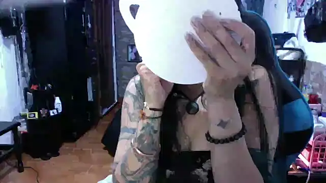 AngelaQueen  online show from December 2025 04:44:01 PM