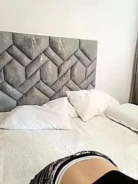 MIYESSI online show from November 2025 08:35:02 PM