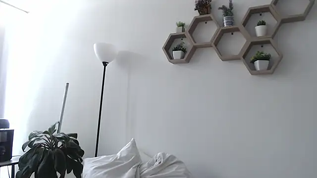 MIYESSI online show from April 2026 05:19:01 PM