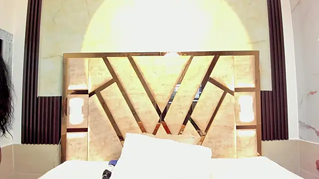 Athenea Mills online show from November 2025 06:45:02 PM