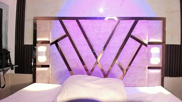 Athenea Mills online show from April 2026 06:58:02 PM