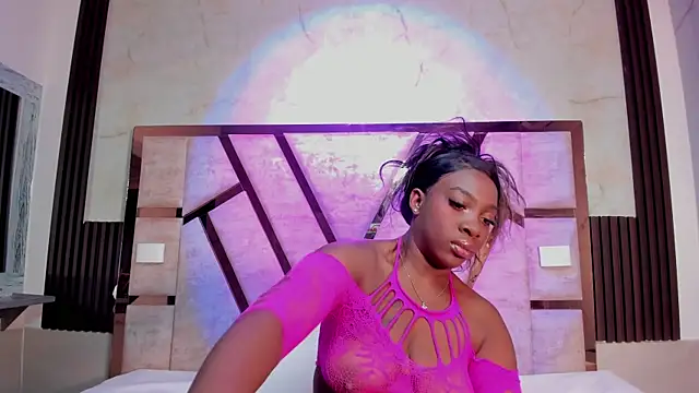 Athenea Mills online show from December 2025 06:52:01 PM