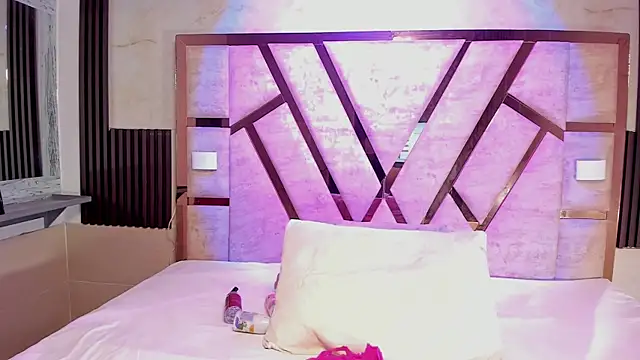 Athenea Mills online show from December 2025 06:50:02 PM