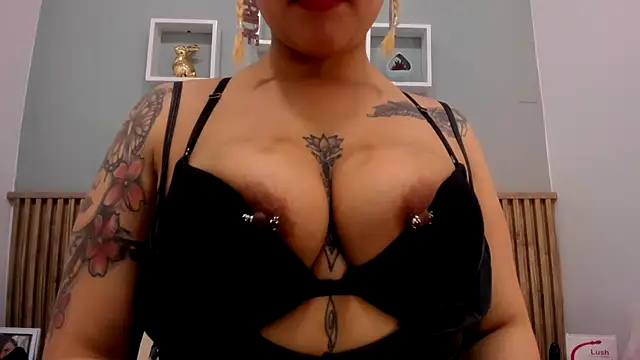 SalommeeT online show from November 2025 08:53:02 PM