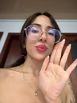 Snapshot of lauravasquez chatting on February 2025 04:39:02 PM lauravasquez online show from February 2025 04:39:02 PM