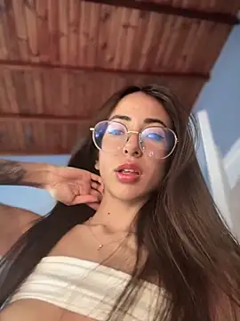 Snapshot of lauravasquez chatting on September 2025 03:06:01 PM lauravasquez online show from September 2025 03:06:01 PM