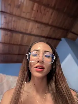 Snapshot of lauravasquez chatting on September 2025 04:39:01 PM lauravasquez online show from September 2025 04:39:01 PM