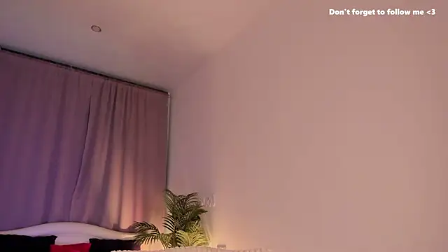 Snapshot of LauraCoy chatting on January 2025 03:23:02 AM LauraCoy online show from January 2025 03:23:02 AM
