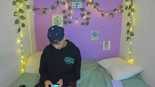 Snapshot of charlottte_queen chatting on December 2024 07:22:01 PM charlottte queen online show from December 2024 07:22:01 PM