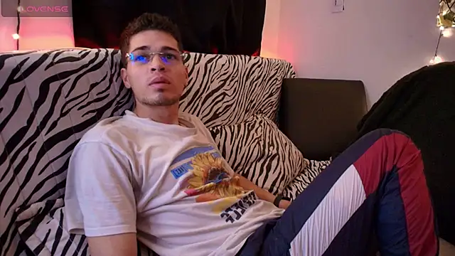 Snapshot of kisstarxxx chatting on February 2026 07:42:01 AM kisstarxxx online show from February 2026 07:42:01 AM