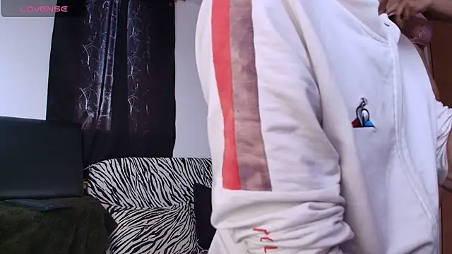 Snapshot of kisstarxxx chatting on December 2025 09:07:02 PM kisstarxxx online show from December 2025 09:07:02 PM