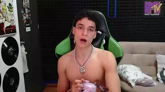 Snapshot of Curly_Angel24 chatting on February 2025 11:21:02 PM Curly Angel24 online show from February 2025 11:21:02 PM